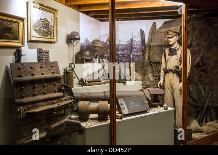 Prima guerra mondiale uno armi e diorama del serbatoio britannico comandante alla Hooge museo del cratere, Zillebeke, Fiandre Occidentali, Belgio Foto Stock