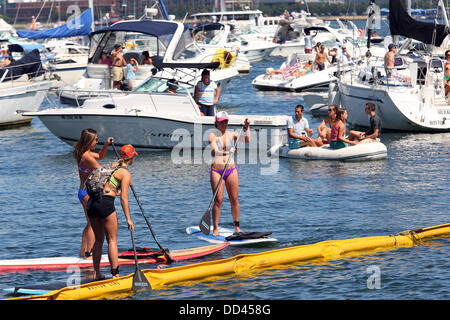 Boston, Massachusetts, USA. 25 Ago, 2013. Spettatori guarda il Red Bull Cliff Diving World Series presso l'Istituto di Arte Contemporanea edificio di Boston, Massachusetts. Anthony Nesmith/CSM/Alamy Live News Foto Stock