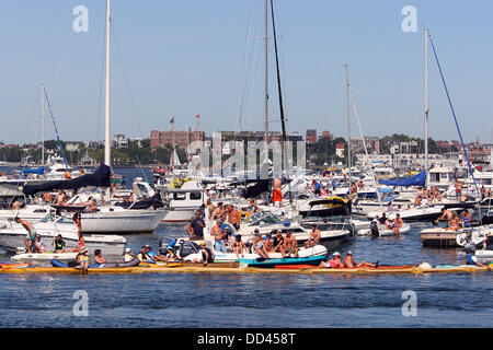 Boston, Massachusetts, USA. 25 Ago, 2013. Spettatori guarda il Red Bull Cliff Diving World Series presso l'Istituto di Arte Contemporanea edificio di Boston, Massachusetts. Anthony Nesmith/CSM/Alamy Live News Foto Stock