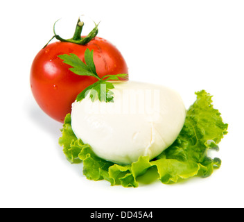Fresh mozzarella su foglia di lattuga con pomodoro isolato su bianco Foto Stock