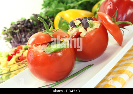 Pomodori ripieni con fresca insalata estiva Foto Stock