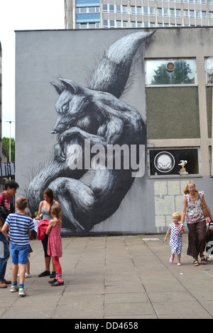 Fox arte di strada da artista belga ROA su Nelson Street a Bristol, nel vedere alcun male Exhibition Foto Stock