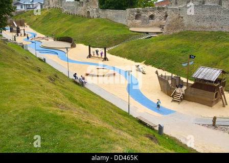 Parco giochi per bambini all interno Piiskoplinnus il castello vescovile di Haapsalu resort città della contea di Laanemaa Estonia nord europa Foto Stock