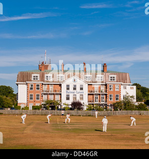 Una partita di cricket avviene al di fuori del Balmer Lawn Hotel a Brockenhurst , Hampshire , Inghilterra , Inghilterra , Regno Unito Foto Stock