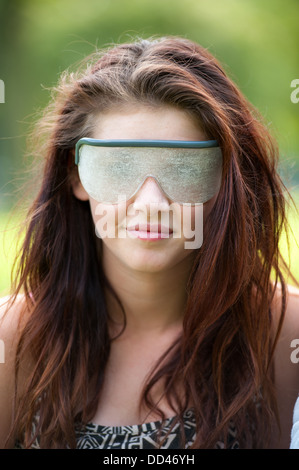 Minorazione visiva simulazione occhiali indossati da una giovane donna Foto Stock