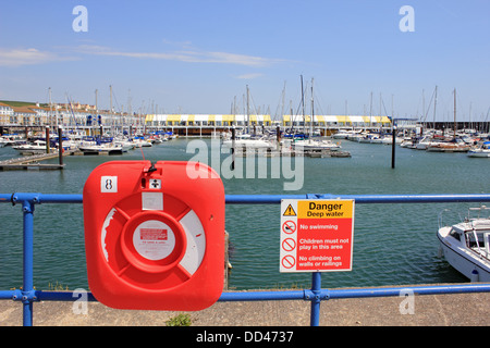 Pericolo in acqua profonda e segno di vita bouy a Brighton Marina, East Sussex, England Regno Unito Foto Stock