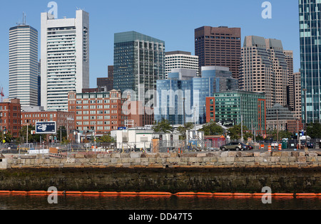 Skyline della città visto dal Seaport District, Boston, Massachusetts Foto Stock