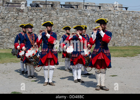 Fife e tamburo corp marciando a Fort Ticonderoga. Foto Stock