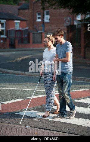 Minorazione visiva occhiali di simulazione formazione sulle strisce pedonali Foto Stock