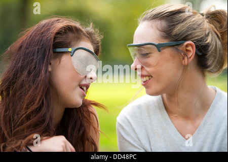 Due giovani vestiti con minorazione visiva occhiali di simulazione Foto Stock