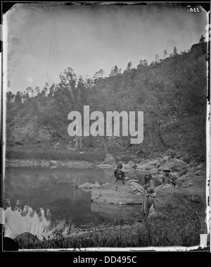 Vista sul lago di APACHE Sierra Blanca gamma, Arizona, due SCOUT IN PRIMO PIANO - - 524281 Foto Stock