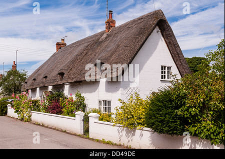 Un cottage con tetto di paglia in Avebury , Wiltshire , Inghilterra , Inghilterra , Regno Unito Foto Stock