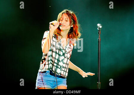 Toronto, Canada. 25 ago 2013. Canadese di musica elettronica DRAGONETTE band suona presso il CNE Bandshell. Nella foto, cantante Martina Sorbara. Foto Stock