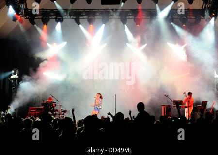 Toronto, Canada. 25 ago 2013. Canadese di musica elettronica DRAGONETTE band suona presso il CNE Bandshell. Nella foto, cantante Martina Sorbara. Foto Stock