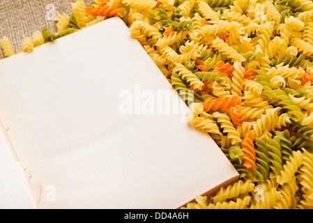 Fusilli italiano o rotini e aprire ricettario con pagina vuota Foto Stock