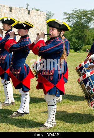 Fife e tamburo corp marciando a Fort Ticonderoga. Foto Stock