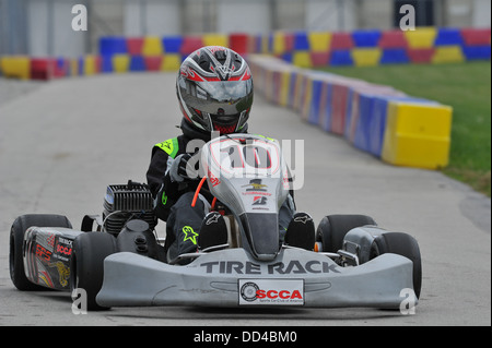 Un kart racer in pista con uno sprint kart equipaggiato con una Yamaha KT100 motore Foto Stock