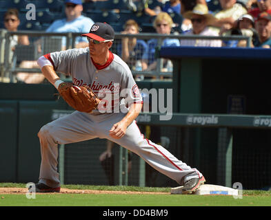 Kansas City, MO, Stati Uniti d'America. 25 Ago, 2013. Agosto 25, 2013: Washington cittadini primo baseman Adam LaRoche (25) Catture per un fuori durante una partita MLB tra i cittadini di Washington e il Kansas City Royals presso Kauffman Stadium di Kansas City, Mo. Il Royals ha vinto, 6-4. Credito: csm/Alamy Live News Foto Stock