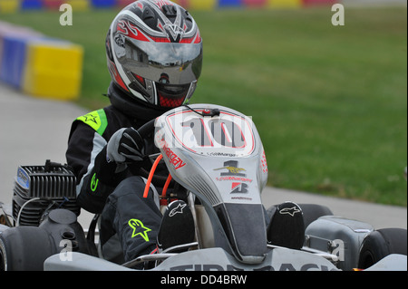 Un kart racer in pista con uno sprint kart equipaggiato con una Yamaha KT100 motore Foto Stock