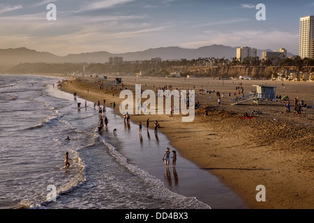 La spiaggia di Santa Monica su un caldo ma tardo pomeriggio di sole nel mese di settembre Foto Stock