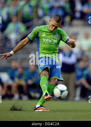 Agosto 25, 2013. Sirene di Seattle in avanti FC Clint Dempsey #2 in azione contro i legnami da Portland a Campo CenturyLink a Seattle, WA. Sirene di Seattle FC sconfigge Portland legnami 1 - 0.George Holland / Cal Sport Media. Foto Stock