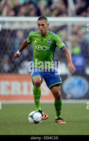 Agosto 25, 2013. Sirene di Seattle in avanti FC Clint Dempsey #2 in azione contro i legnami da Portland a Campo CenturyLink a Seattle, WA. Sirene di Seattle FC sconfigge Portland legnami 1 - 0.George Holland / Cal Sport Media. Foto Stock