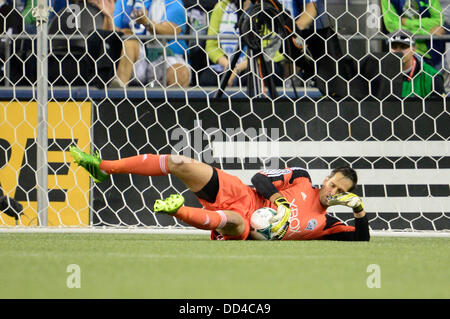 Agosto 25, 2013. Sirene di Seattle FC portiere Michael Gspurning #1 in azione contro i legnami da Portland a Campo CenturyLink a Seattle, WA. Sirene di Seattle FC sconfigge Portland legnami 1 - 0.George Holland / Cal Sport Media. Foto Stock