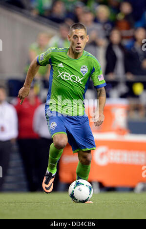 Agosto 25, 2013. Sirene di Seattle in avanti FC Clint Dempsey #2 in azione contro i legnami da Portland a Campo CenturyLink a Seattle, WA. Sirene di Seattle FC sconfigge Portland legnami 1 - 0.George Holland / Cal Sport Media. Foto Stock