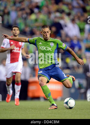 Agosto 25, 2013. Sirene di Seattle in avanti FC Clint Dempsey #2 in azione contro i legnami da Portland a Campo CenturyLink a Seattle, WA. Sirene di Seattle FC sconfigge Portland legnami 1 - 0.George Holland / Cal Sport Media. Foto Stock