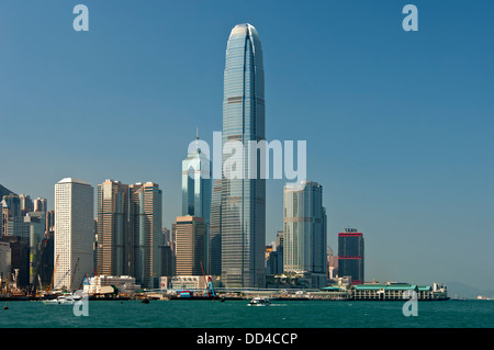 Grattacielo due finanza internazionale (2 IFC) e con altri ad alto aumento degli edifici nel quartiere centrale di Hong Kong, Cina Foto Stock