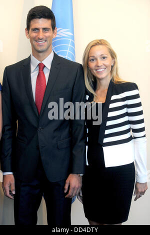 Tennista serbo Novak Djokovic e la sua fidanzata Jelena Ristic posano per una foto presso la sede delle Nazioni Unite a New York, 23 agosto 2013. Djokovic chiuso un incontro per elaborare un progetto di risoluzione per 'Sport per la pace sviluppo" Foto Stock