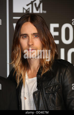 Brooklyn, New York, Stati Uniti d'America. 25 Ago, 2013. Noi cantante e attore Jared Leto arriva sul tappeto rosso per gli MTV Video Music Awards presso la Barclays Center di Brooklyn, New York, Stati Uniti d'America, 25 agosto 2013. Foto: Hubert Boesl/dpa/Alamy Live News Foto Stock