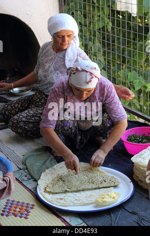 Rendendo tradizionale pane turco Foto Stock
