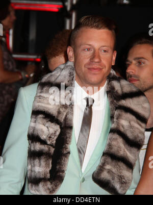 New York, New York, Stati Uniti d'America. 25 Ago, 2013. Il rapper MACKLEMORE assiste il tappeto rosso durante la 'MTV 2013 Video Music Awards" tenutasi presso la Barclays Center di Brooklyn, New York. Credito: Nancy Kaszerman/ZUMAPRESS.com/Alamy Live News Foto Stock