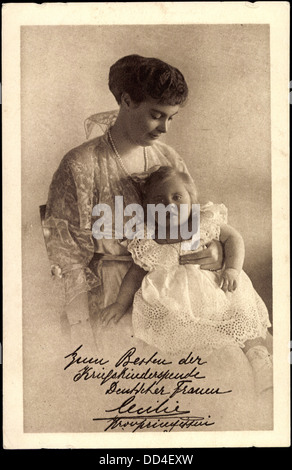 Ak Kronprinzessin Cecilie von Preußen mit Prinzessin alessandrina; Foto Stock