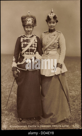 Ak Kronprinzessin Cecilie, Viktoria Luise, Totenkopfhusaren uniforme, NPG 5081; Foto Stock