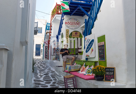 La Grecia, Mykonos, giovani turisti in un bar della Chora old town Foto Stock