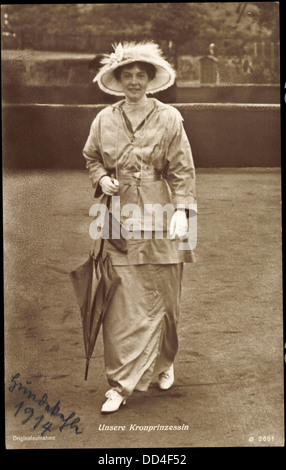 Ak Kronprinzessin Cecilie von Preußen, Spaziergang, Regenschirm; Foto Stock