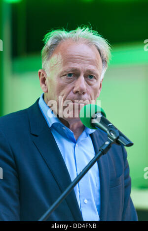 Lüneburg - Germania, Agosto 24th, 2013: Jürgen Trittin, il primo candidato del Bündnis 90/Die Grünen ed ex Ministro Federale per l'ambiente, la conservazione della natura e sicurezza nucleare parlando a un pre-elettorale in parte. Foto Stock