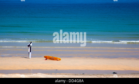 St Ives beach Porthmeor beach lifeguard attrezzature di prima mattina scena spiaggia mare calmo Foto Stock