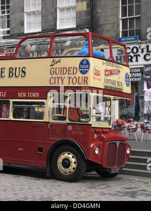 Routemaster Vintage Double Decker Edinburgh Tour Bus, Lawnmarket, Royal Mile di Edimburgo, Scozia, Regno Unito Foto Stock