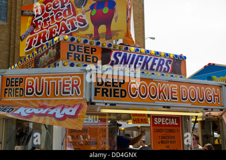 Indiana State Fair bancarella vendendo Deepfried snack di cioccolato come Snickers, pasta biscotto, la Via Lattea e Oreo Foto Stock