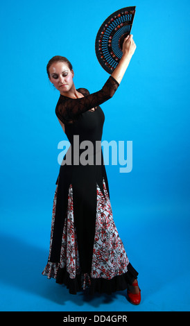 Flamenco mosse di danza, lady in un abito nero con ventola Foto Stock