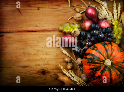 Concetto di autunno con frutta di stagione e verdure Foto Stock