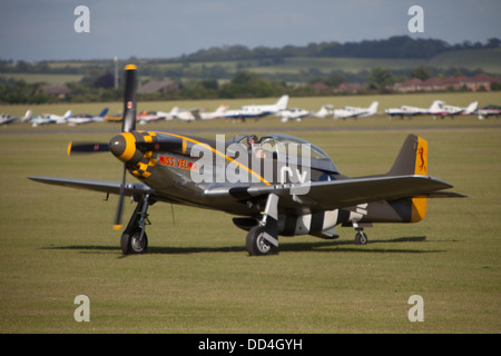 P51 NOI WW11 fighter sul display a Duxford Classic Wings Air Display Foto Stock