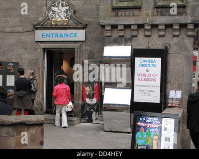 Ingresso alla Camera Obscura & World of Illusions, Castlehill, Royal Mile di Edimburgo, Scozia, Regno Unito Foto Stock