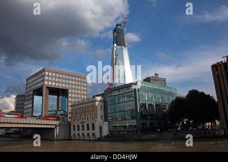 La Shard in costruzione agosto 2011 dal Tamigi, London, England, Regno Unito Foto Stock