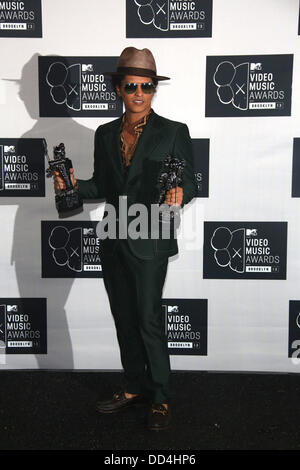 Brooklyn, New York, Stati Uniti d'America. 25 Ago, 2013. Noi cantante Bruno Marte pone nella sala stampa del MTV Video Music Awards presso la Barclays Center di Brooklyn, New York, Stati Uniti d'America, 25 agosto 2013. Foto: Hubert Boesl/dpa/Alamy Live News Foto Stock