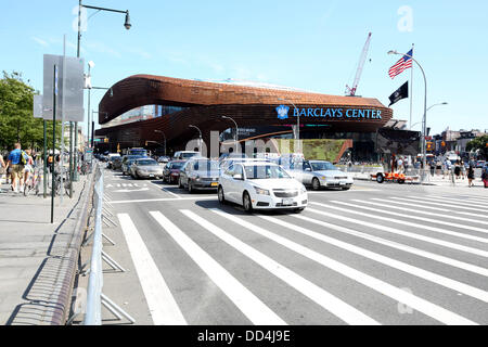 Il traffico di fronte al Barclays Center di Brooklyn, New York, Stati Uniti d'America, 25 agosto 2013. MTV Video Music Awards 2013 sono presentati presso la Barclays Center. Foto: Hubert Boesl/dpa Foto Stock