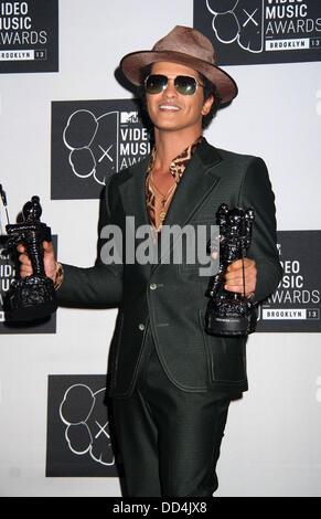 New York, New York, Stati Uniti d'America. 25 Ago, 2013. Il cantante Bruno Marte pone per le foto in sala stampa durante il 'MTV 2013 Video Music Awards" tenutasi presso la Barclays Center di Brooklyn, New York. Credito: Nancy Kaszerman/ZUMAPRESS.com/Alamy Live News Foto Stock